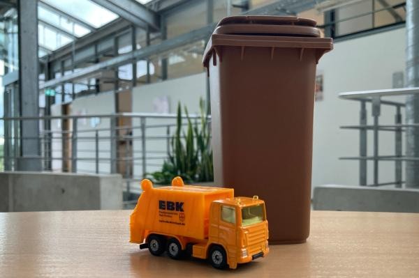 Spielzeug: Biotonne und Müllfahrzeug