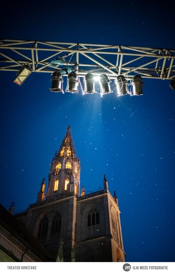 Scheinwerfer, die bei Nacht das Münster erleuchten.