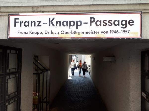 Straßenschild Franz-Knapp-Passage