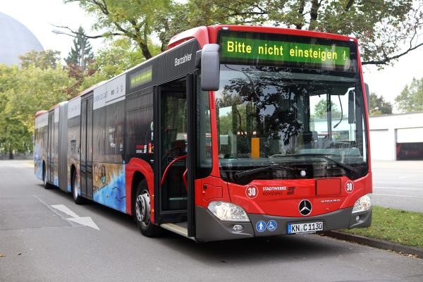 Ein roter Bus mit der Aufschrift. Bitte nicht einsteigen
