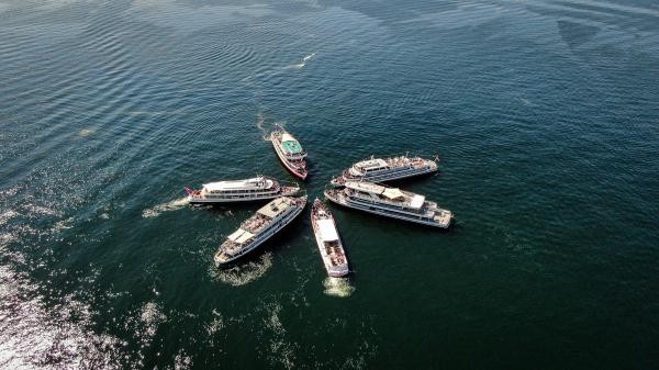 Sechs Schiffe liegen sternförmig im Bodensee