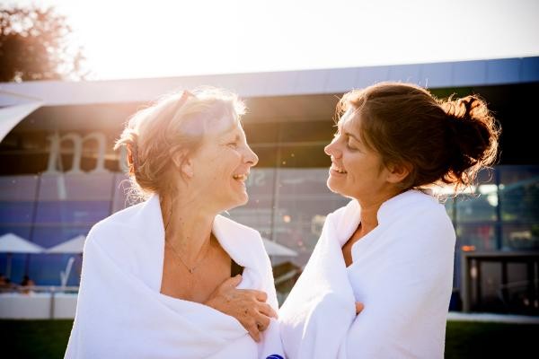 Zwei Frauen vor der Bodensee-Therme Konstanz.