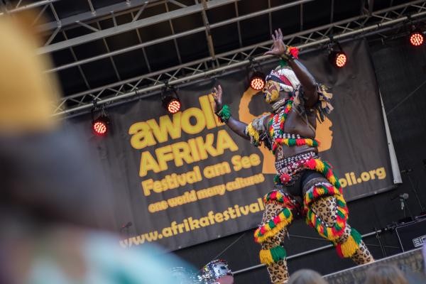 Tänzer in traditioneller Kleidung auf der Bühne