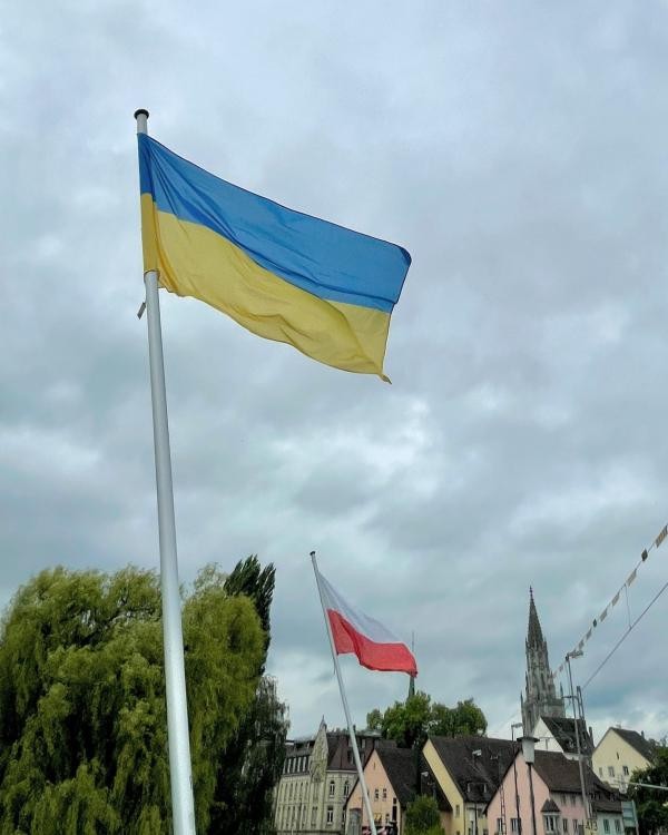 Archivbild: Ukrainische Flagge auf der Alten Rheinbrücke