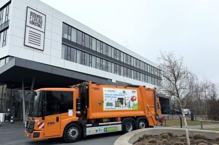 E-Müllfahrzeug vor Bodenseeforum. 