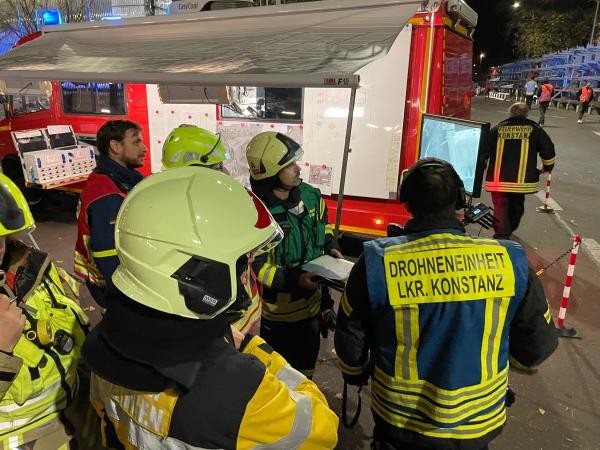 Die Einsatzleitung schaut sich bei der Übung Drohnenaufnahmen an. 