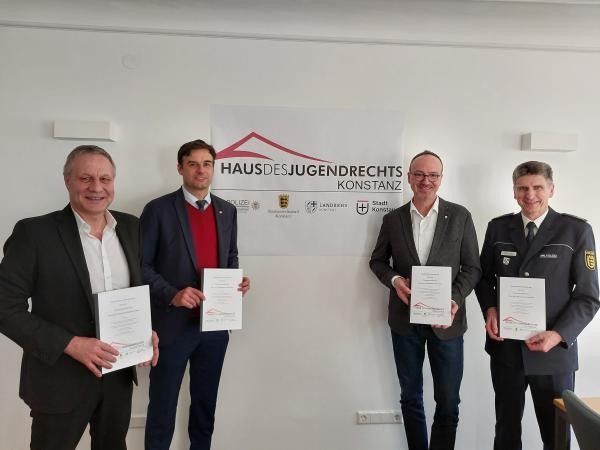 Unterzeichnung der Kooperationsvereinbarung durch Landrat Zeno Danner, Ober-bürgermeister Uli Burchardt, Polizeipräsident Hubert Wörner und den Leitenden Oberstaatsanwalt Dr. Hans-Jörg Roth