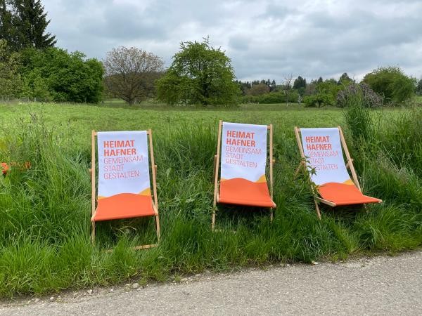 Drei Liegestühle mit Hafner Logo Aufdruck im Gras auf Hafner Gebiet