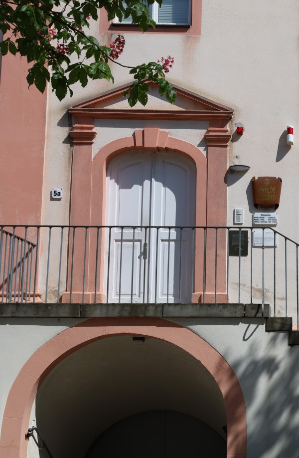 Eingangsbereich mit Treppe und Türe