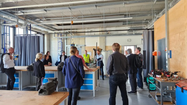 Menschen stehend in einem Innenraum