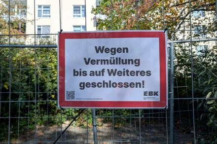 Absperrung mit Schild "Wegen Vermüllung bis auf Weiteres geschlossen!"
