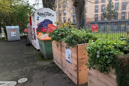 Altglascontainer, Alttextilcontainer und Hochbeete