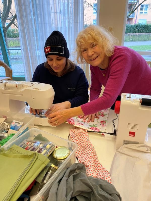 Zwei Frauen an einer Nähmaschine