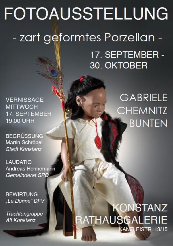 Plakat mit einer Porzellanpuppe