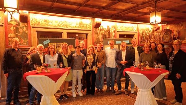 Copyright Stadt Konstanz Eine Menschengruppe steht in einem historischen Raum vor zwei Stehtischen