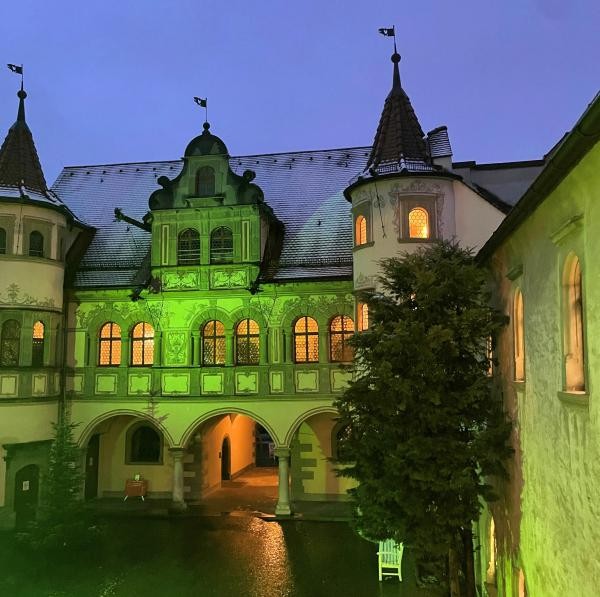 Innenhof des Rathauses mit grün beleuchteter Fassade