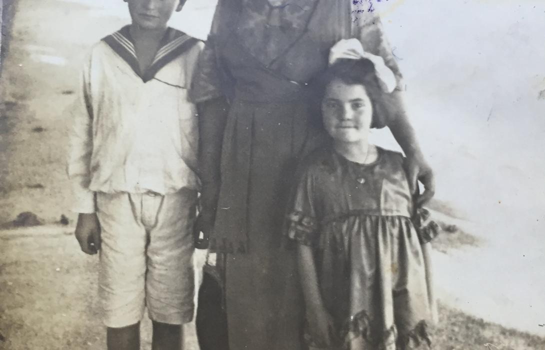 Altes Familienportrait in schwarz-weiß