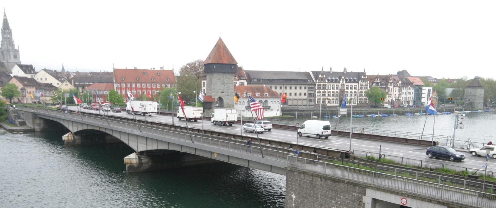 Blick auf die alte Rheinbrücke in Richtung Altstadt