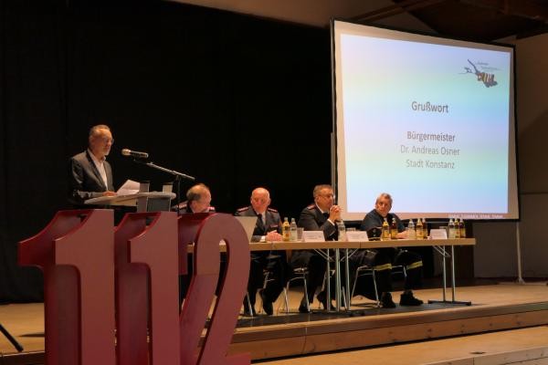 Kulturbürgermeister Dr. Andreas Osner spricht im Namen der Stadt das Grußwort bei der Abgeordnetenversammlung des Internationalen Bodensee-Feuerwehrbunds in Dingelsdorf (v.l.n.r.): Bürgermeister Dr. Andreas Osner, BFB-Vorstandsmitglied Wolfgang Leber, BFB-Vizepräsident Michael Blender, BFB-Präsident Andreas Grieb, BFB-Vorstandsmitglied Michael Hermann.