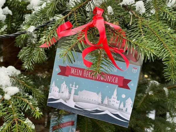 Ausschnitt Tannenbaum mit angehängter Karte