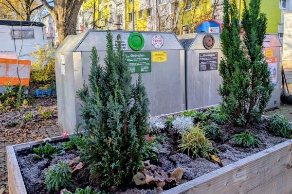 Hochbeet an Glascontainer