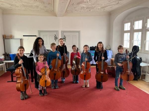 Kindergruppe mit Streichmusikinstrumenten