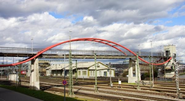 Auf dem Bild ist die Lagobrücke zu sehen, die in der Luft über die Zuggleise führt.