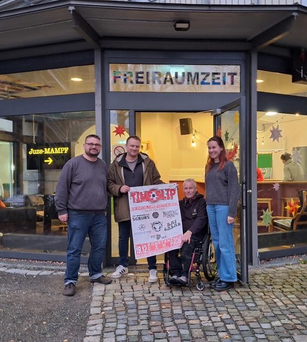 Copyright Stadt Konstanz Vier Personen stehen vor dem Eingang des Jugendzentrums, zwei halten ein Plakat in die Luft ein Mann sitzt im Rollstuhl, insgesamt sind es 3 Männer und eine Frau