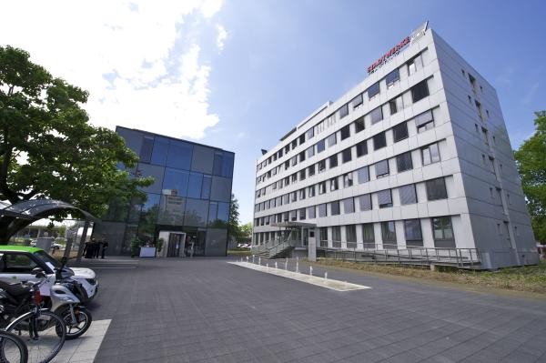 Zwei Gebäude aus einem weiten Winkel aufgenommen. 