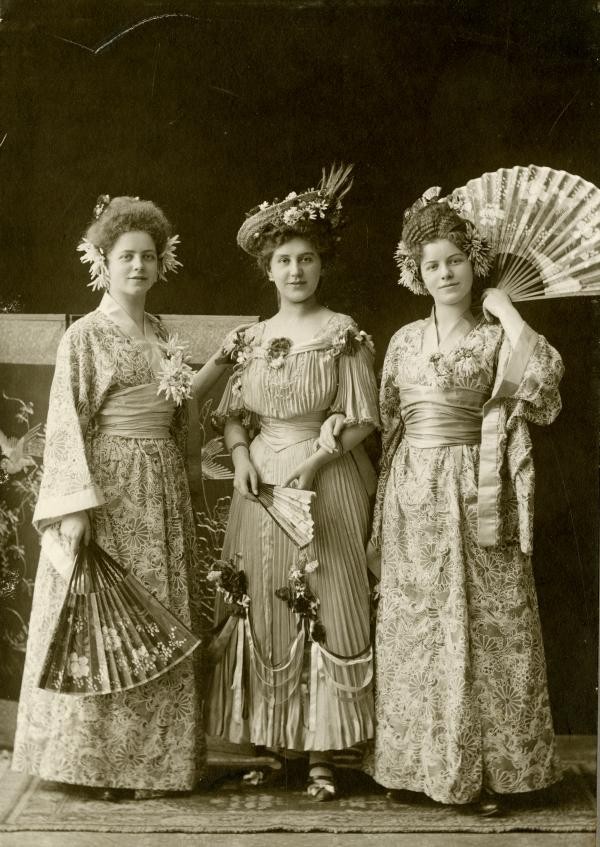 Drei Balldamen_© Archiv Engelsing