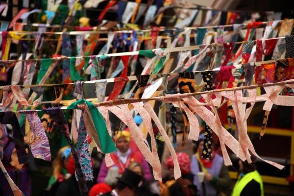 Copyright Stadt Konstanz Bunte Fetzen, darunter verkleidete Menschen in einer Gruppe unscharf zu erkennen