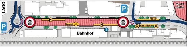 Lageplan des Bahnhofplatzes in Konstanz mit rot schraffierter Fußgängerzone und markierten Verkehrsbereichen. Die Grafik zeigt Haltestellen für Busse (gelb markiert mit H), Taxistandplätze, Parkplätze, sowie Standorte für Fahrradverleih (Konrad, Kiss+Ride) und die Information. Zwei rote Verkehrsverbotsschilder kennzeichnen die verkehrsberuhigten Zonen an beiden Enden der Fußgängerzone.
