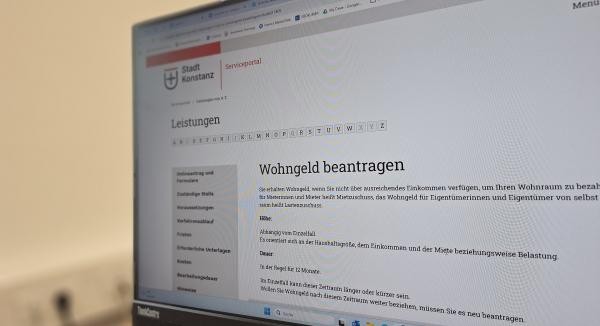 Bild von einem PC-Bildschirm auf dem die Website der Stadt Konstanz angezeigt wird und wo steht "Wohngeld beantragen"