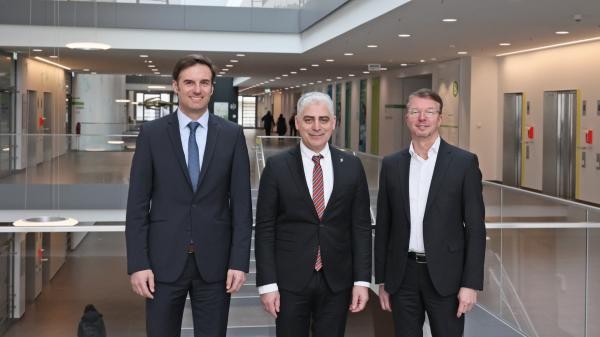 Drei Herren im Innenraum