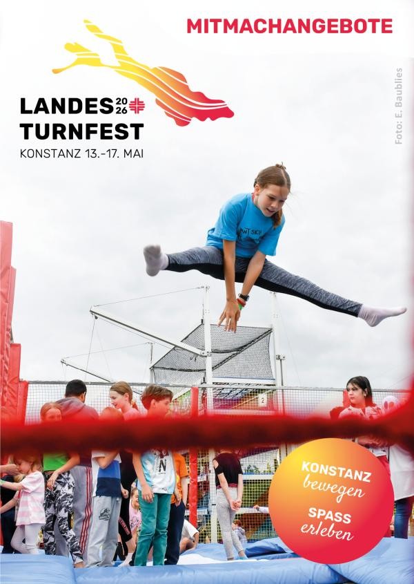 zu sehen ist ein springendes Kind  mit gespreizten Beinen über eine Hürde, im Hintergrund Kinder. Darüber das Log