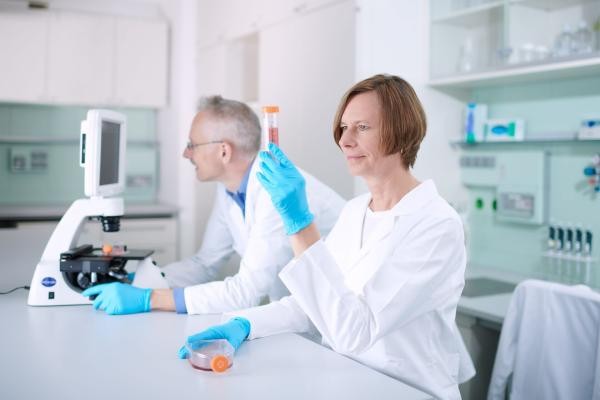 Ein Mann und eine Frau in weißen Kitteln in einem Labor