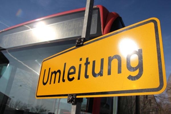 Ein Umleitungs-Schild vor einem Bus
