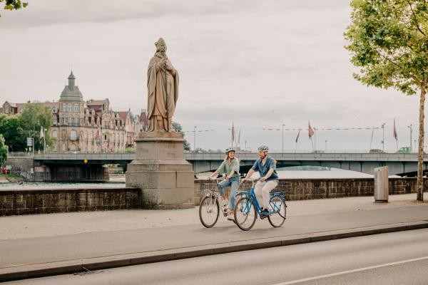 Mit dem Rad unterwegs auf dem Rheinsteig mit der Seestraße im Hintergrund.