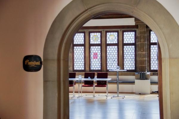 Geöffnete Eingangstür zum Ratssaal mi Blick in den Raum