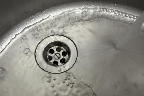 Waschbecken mit Abfluss.