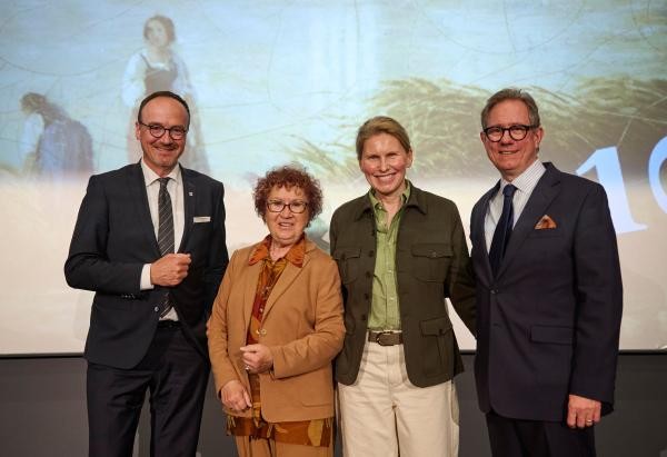 (v.l.) Oberbürgermeister Uli Burchhardt, Gerlinde Kretschmann, Frau des ehemaligen Ministerpräsidenten von Baden-Württemberg und das Ehepaar Professorin Dr. Susanne Engelsing und Dr. Tobias Engelsing © Städtische Museen Konstanz/ Alexander Stertzik (v.l.) Oberbürgermeister Uli Burchhardt, Gerlinde Kretschmann, Frau des ehemaligen Ministerpräsidenten von Baden-Württemberg und das Ehepaar Professorin Dr. Susanne Engelsing und Dr. Tobias Engelsing © Städtische Museen Konstanz/ Alexander Stertzik