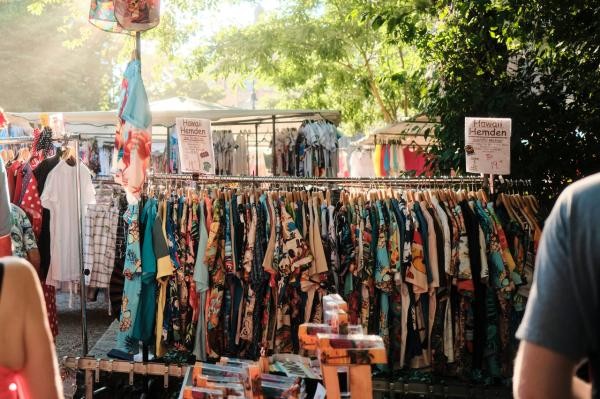 Kleiderständer auf einem Flohmarkt