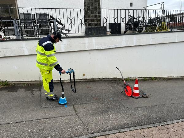 Ein Mitarbeiter der Wassernetze der Stadtwerke Konstanz sucht nach einem Leck.
