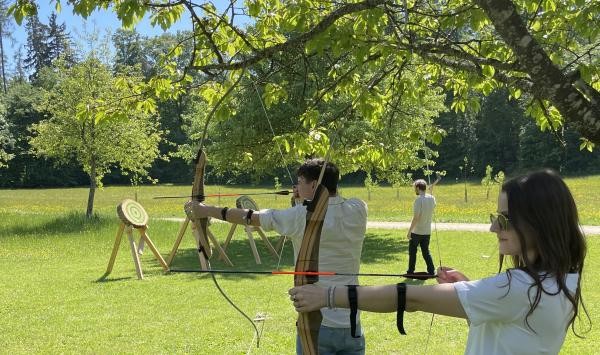 Teilnehmende beim Bogenschießen im Mainau Erlebniswald