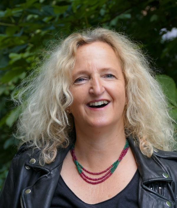 Porträt einer Frau mit langen blonden Haaren