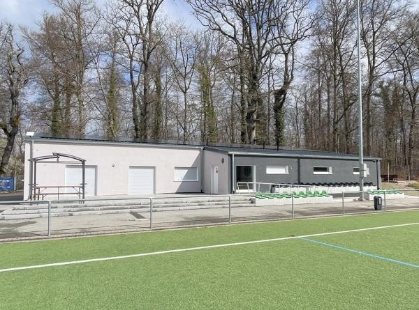 Vereinsgebäude neben einem Fußballplatz