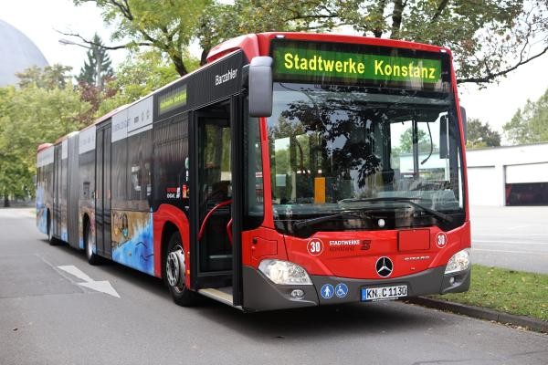 Ein roter Bus
