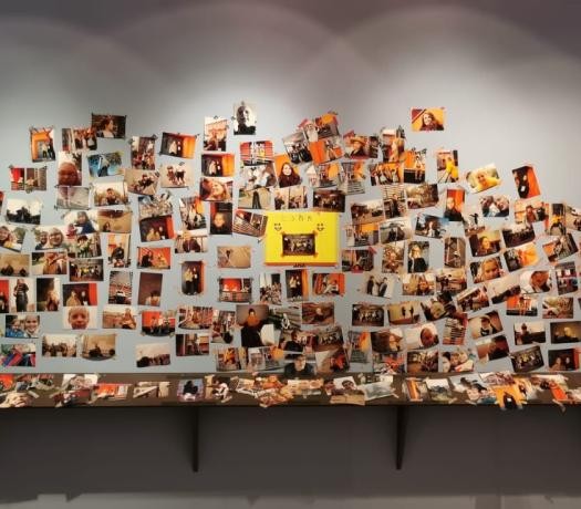 Eine Wand mit vielen Fotos