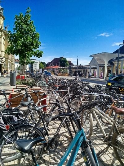 Dutzende geparkte Fahrräder auf einem Bahnhofplatz