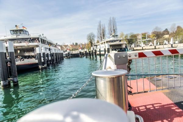 Blick vom Fährschiff in den Fährehafen Konstanz